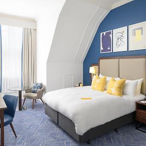 Zimmer mit Kingsize-Bett